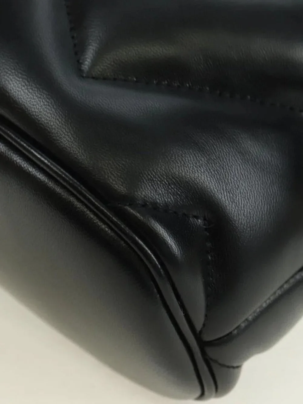 Gucci brand	gucci color	black